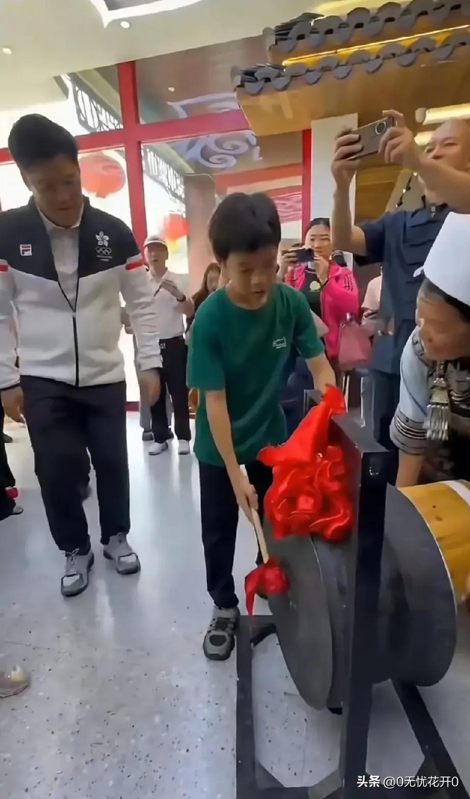 霍家的第四代接班人霍中曦,在镜头前老是紧绷着小脸