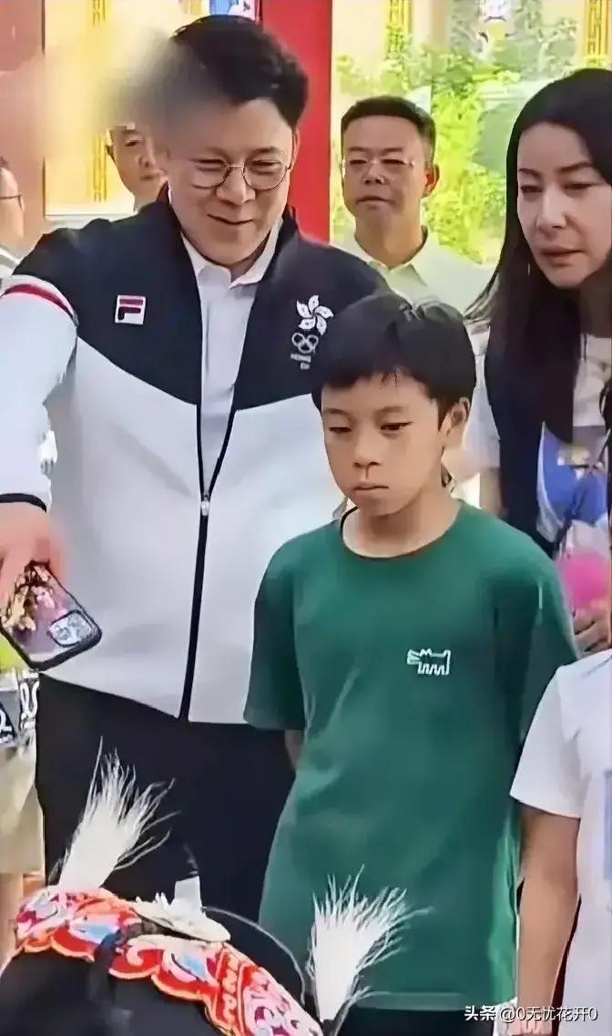霍家的第四代接班人霍中曦,在镜头前老是紧绷着小脸