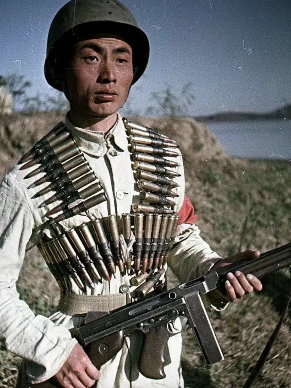 1949年后,我军的枪械武器升级为"万国牌" 图一,手拿美式汤姆逊冲锋枪
