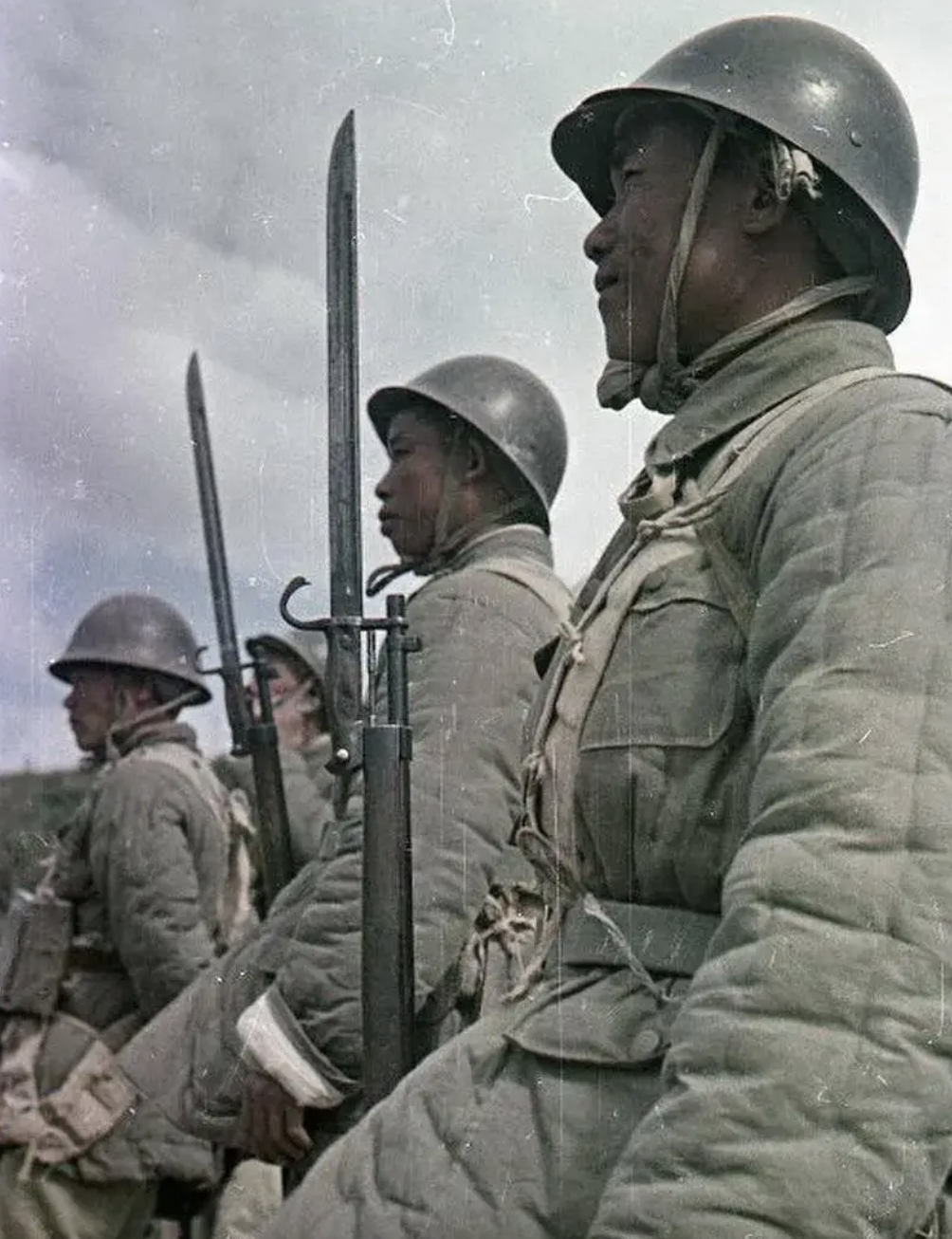 1949年后,我军的枪械武器升级为"万国牌" 图一,手拿美式汤姆逊冲锋枪