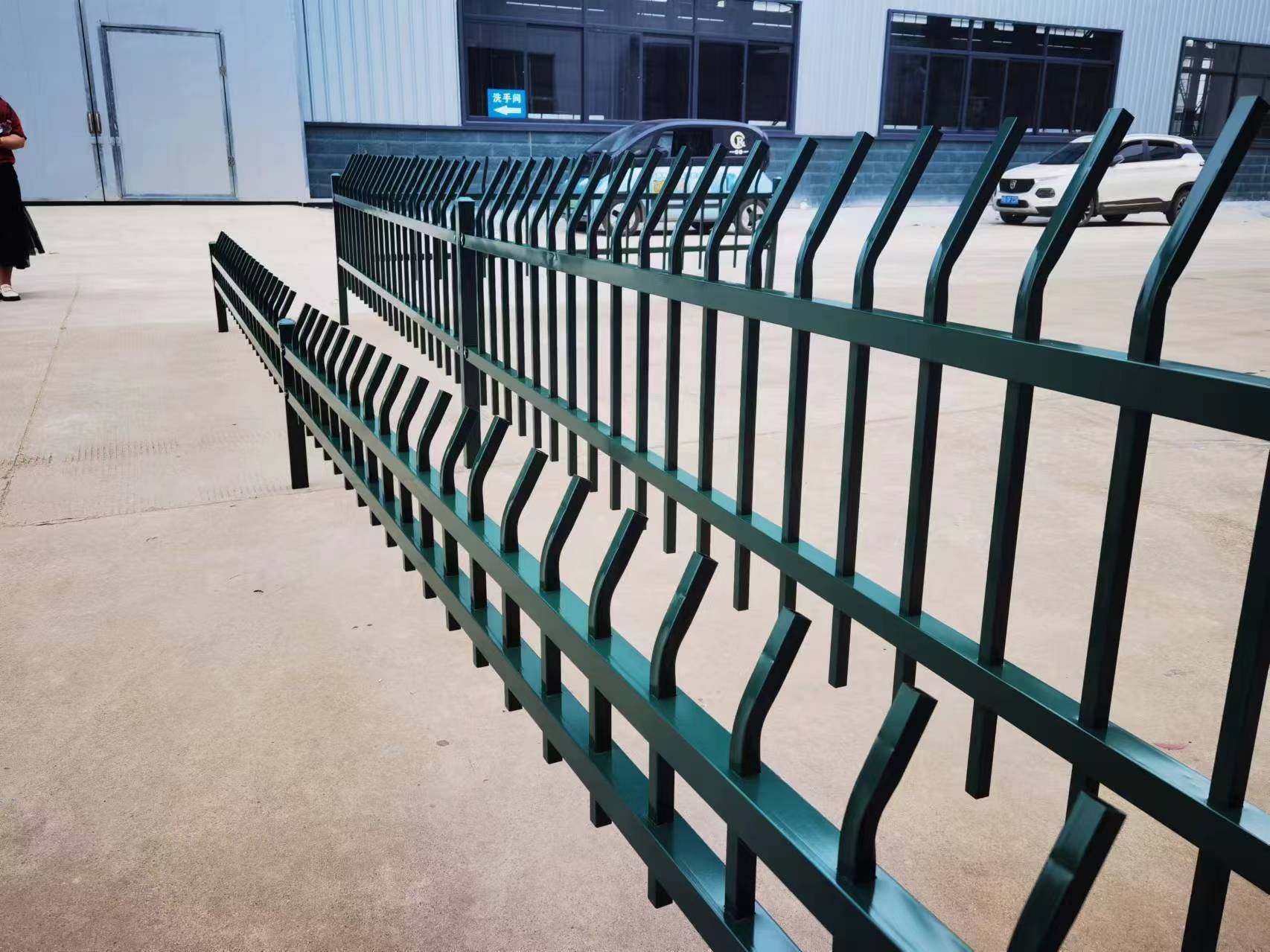 它能够有效地隔离行人和车辆,降低交通事故的发生几率,保障人员安全