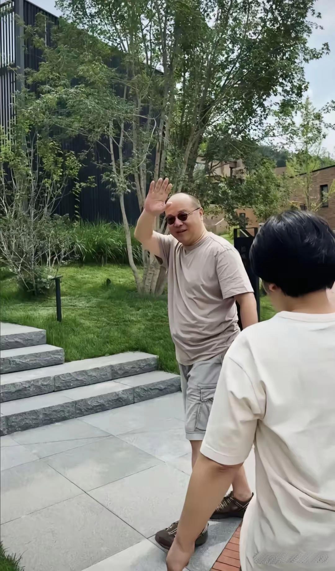55岁的窦唯被网友碰到啦他剪了头发之后清爽了好多呀