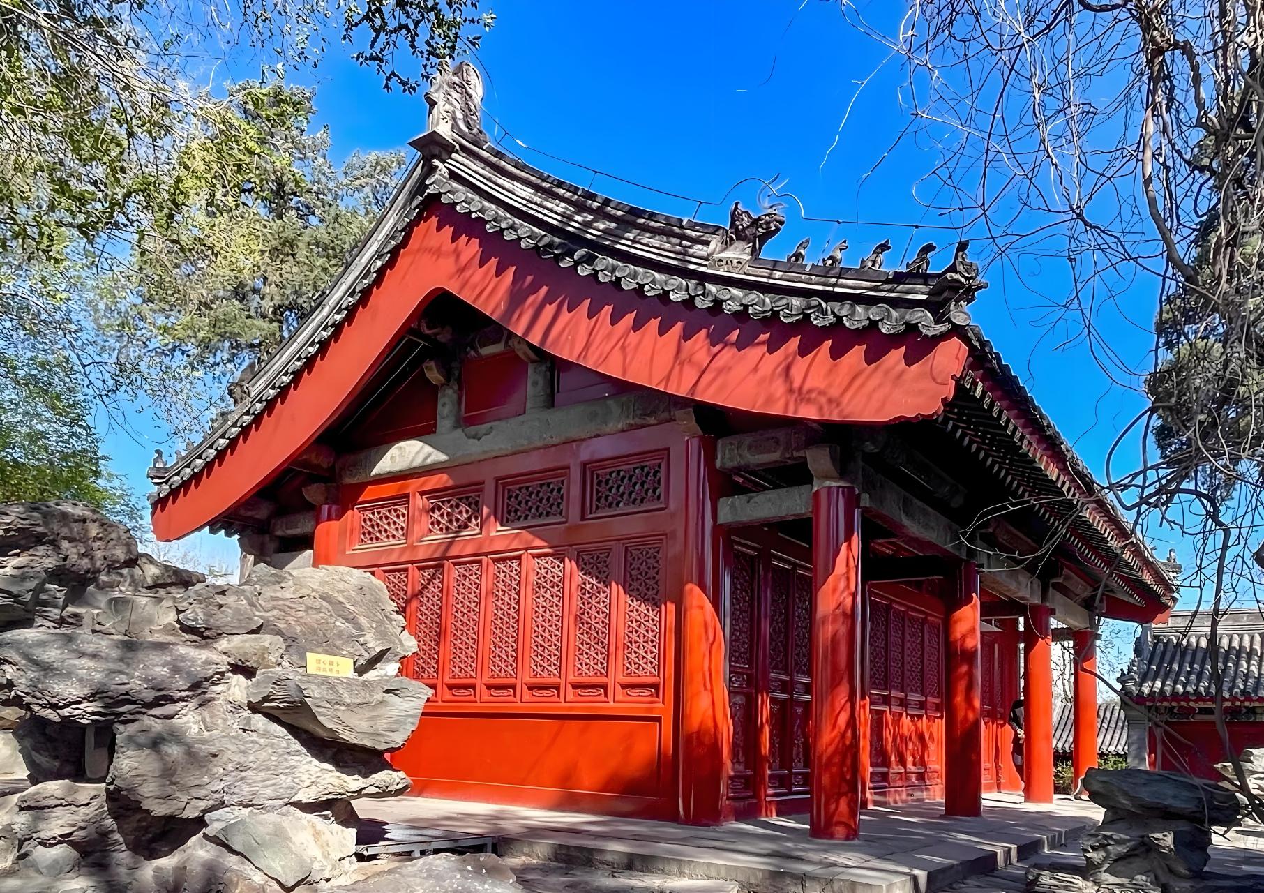 历史和文化传承:  中国古建筑屋顶的样式具有悠久的历史和深厚的