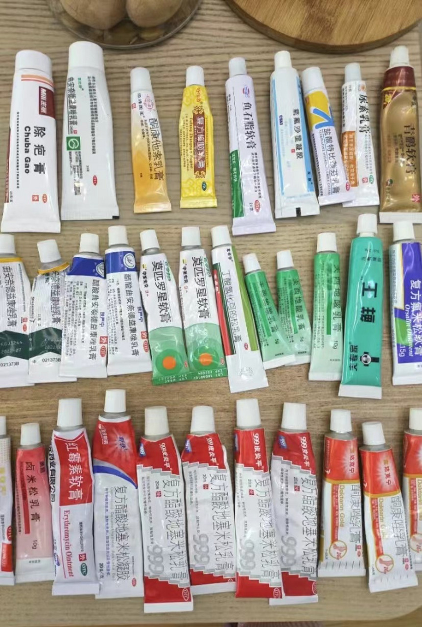 皮肤科医生家里常备的4种药膏,搞定大部分皮肤病!  1,糠酸莫米松软膏.