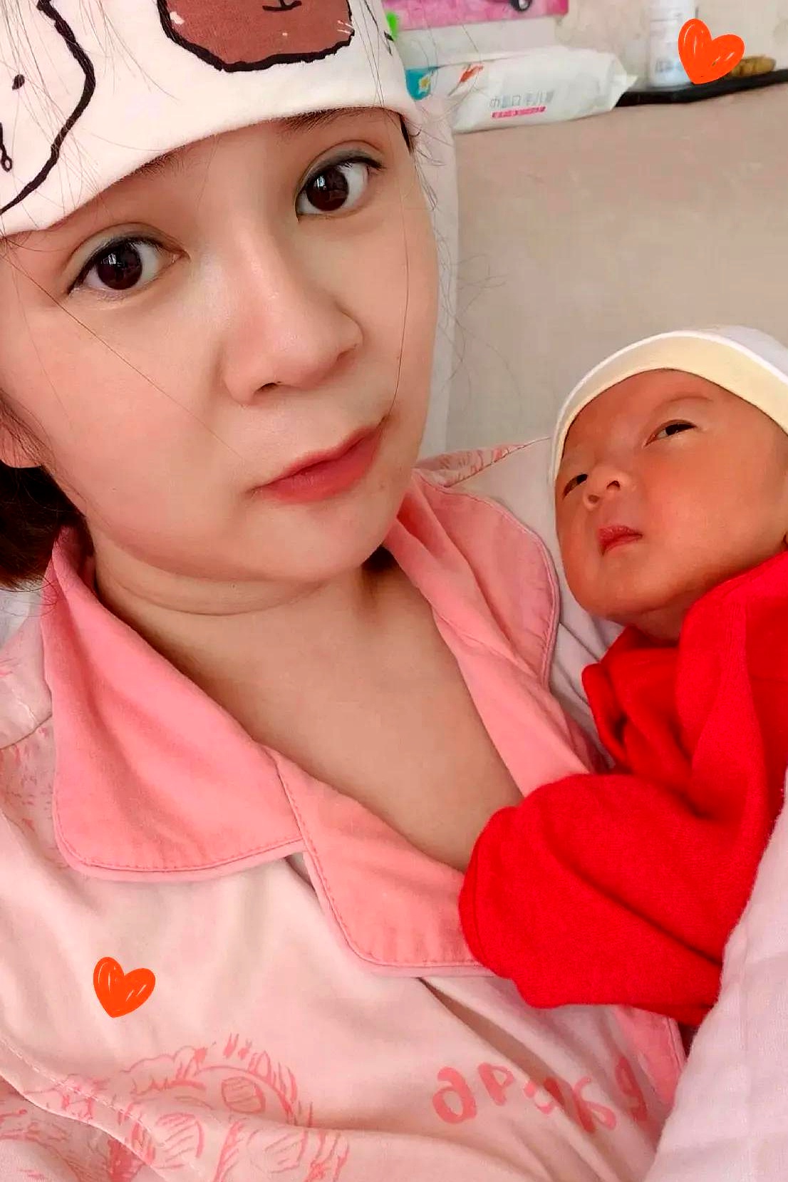 孩子归前妻,少了家庭矛盾. 据说,姑娘婚后被宠上天,礼物不断