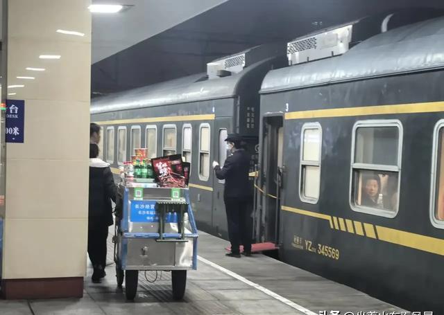 乘坐t369时,列车停靠十几分钟,盒饭却卖不动