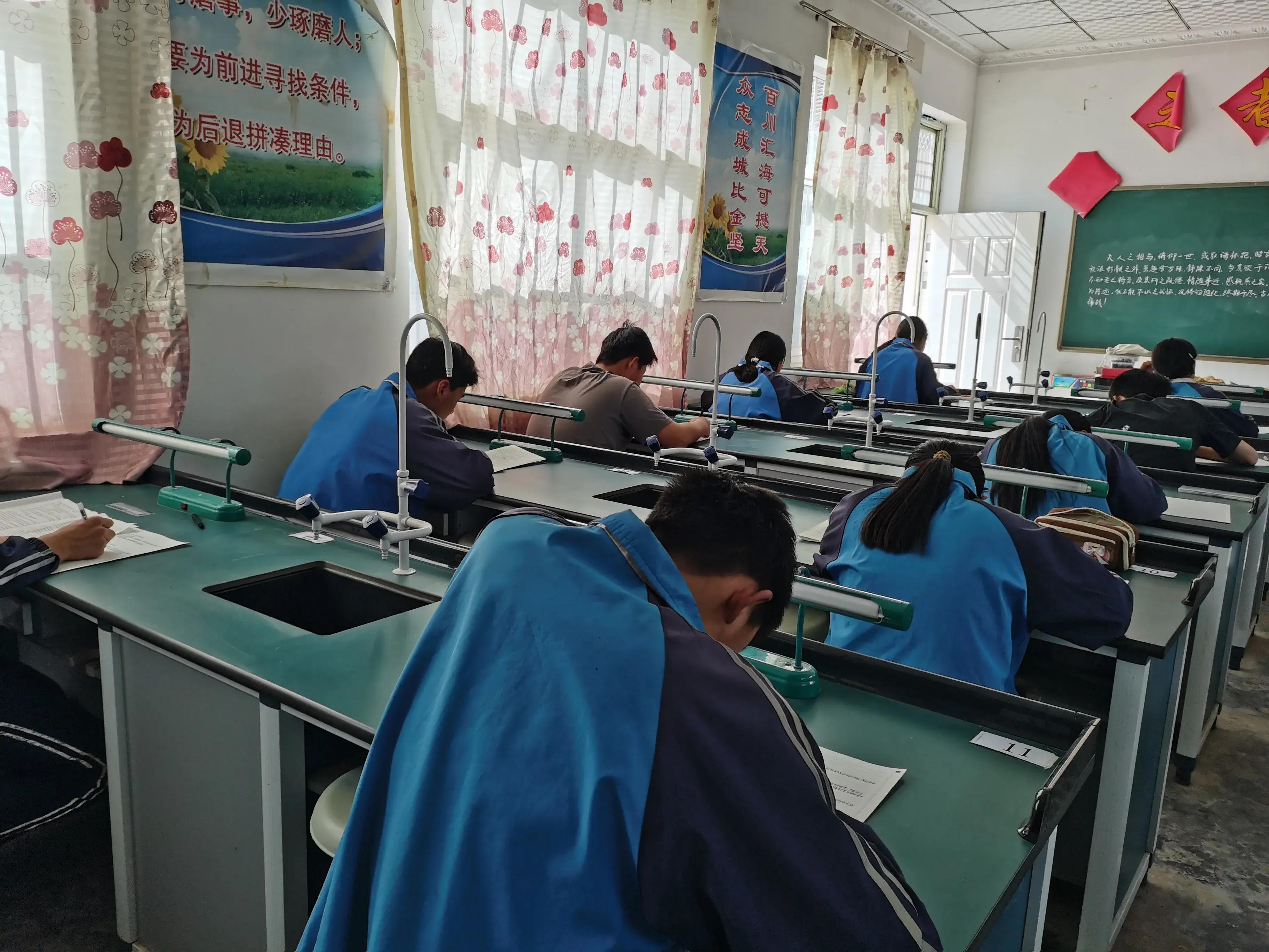 这个问题其实挺有人气的:私立学校和公立学校的老师,究竟差在哪儿?