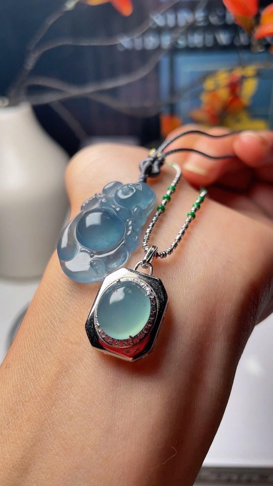 点击头像看直播# #翡翠珠宝# 翡翠像一幅绿色的抽象画,没有具体的