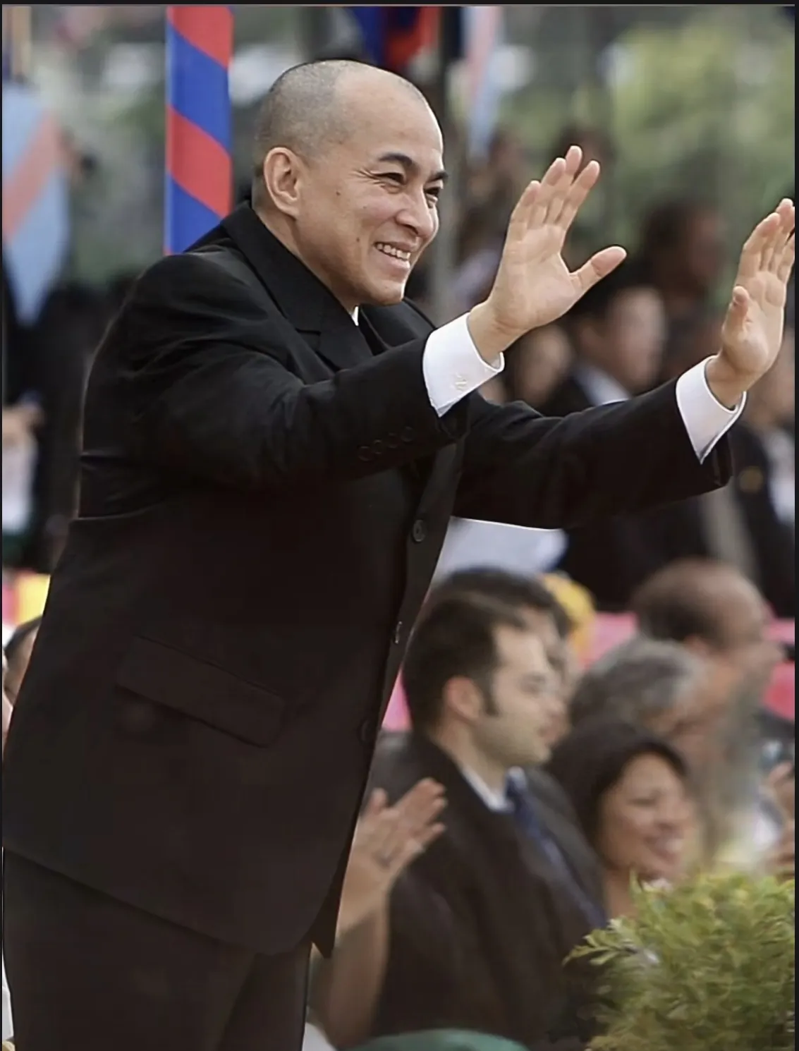 西哈莫尼最近态度很硬,洪家本来打算通过他谈运河的事情,但没成功