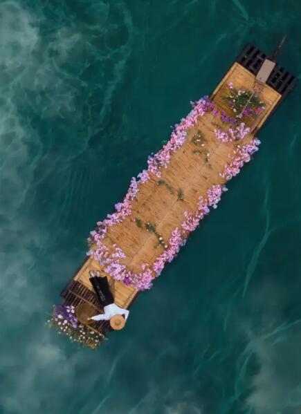 这里不仅有成片的竹海,我们还可以去金牛洞玩水,在试剑石游泳,感受大