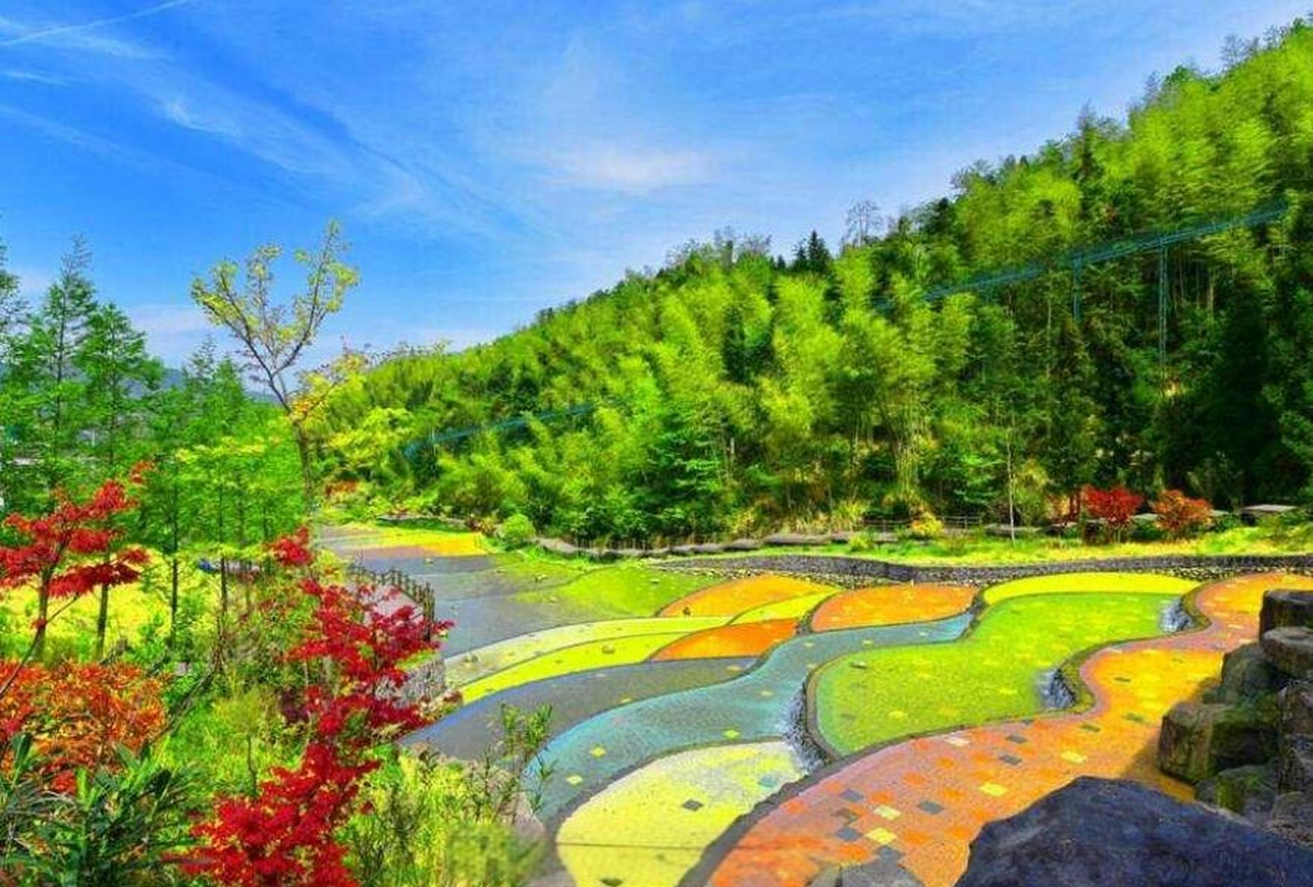 南昌梅岭竹海明珠景区有万亩竹林,郁郁葱葱的,行走在竹林间凉风习习