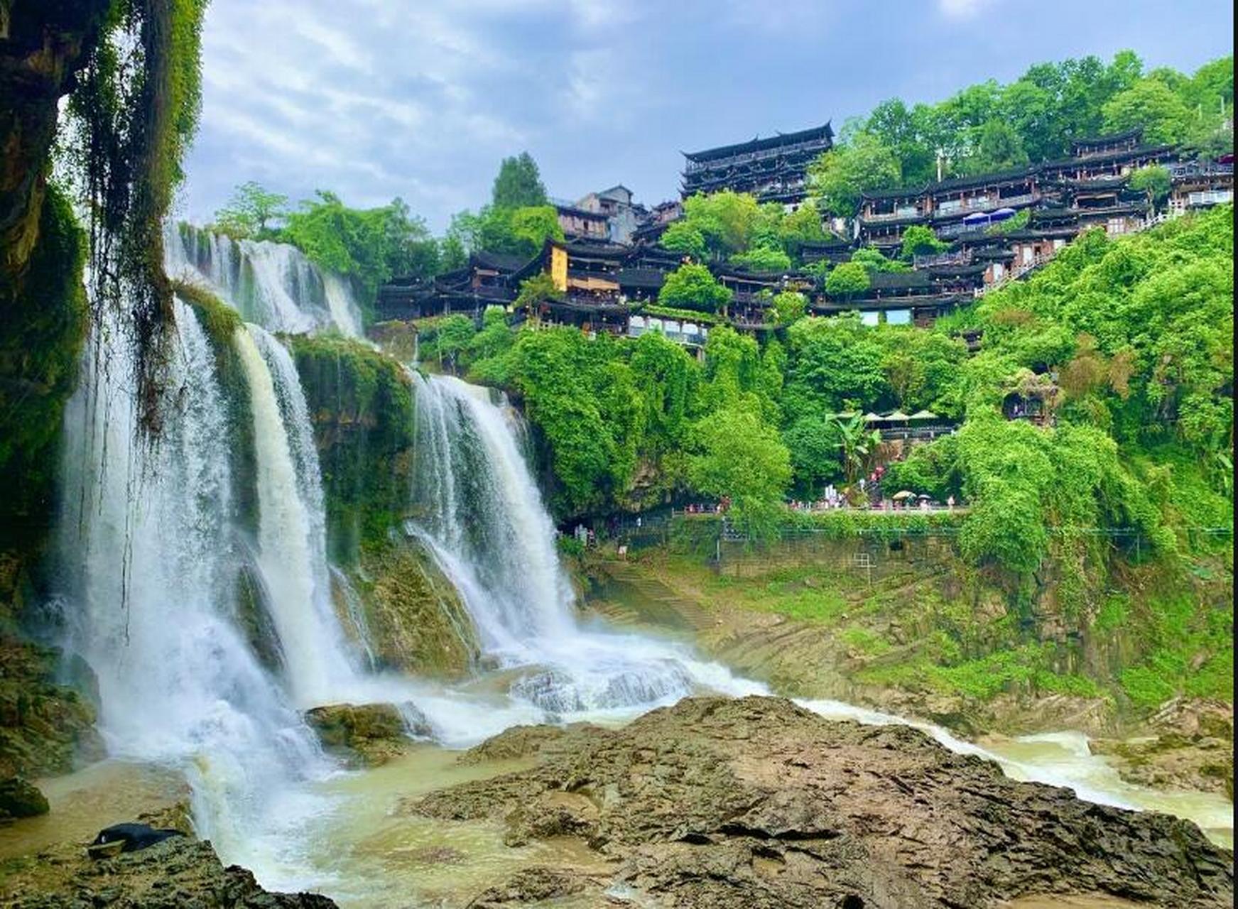 芙蓉镇是挂在瀑布上的千年古镇,可见芙蓉镇瀑布有多壮观了