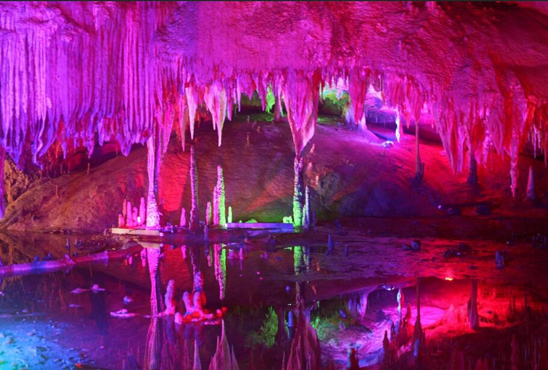 湖南娄底市梅山龙宫景区是一个大型溶洞群,这里有溶洞,峡谷,峰林,绝壁