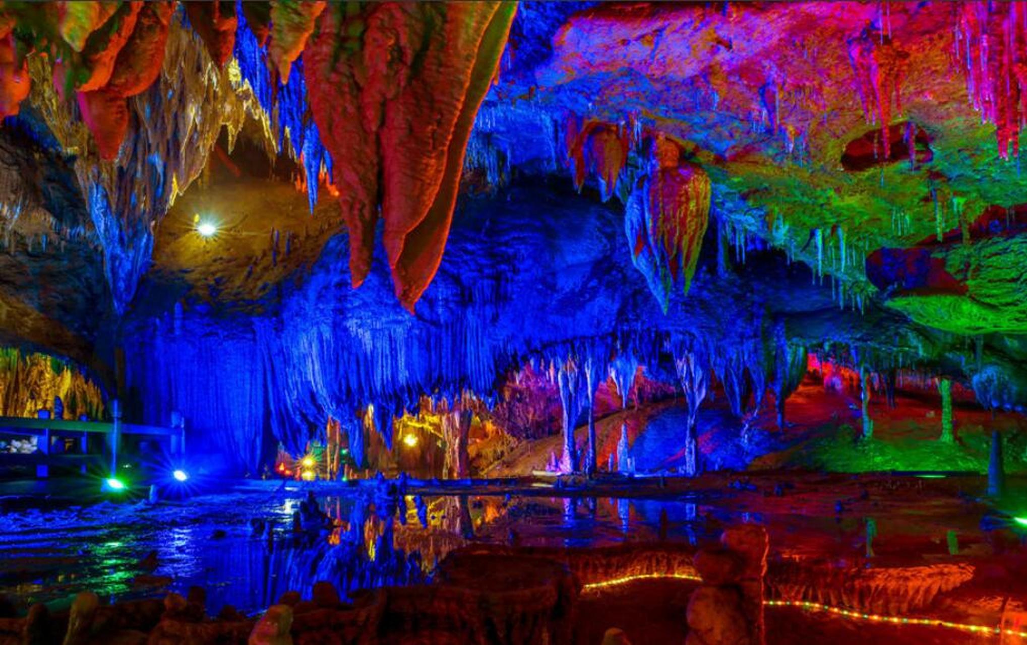 湖南娄底市梅山龙宫景区是一个大型溶洞群,这里有溶洞,峡谷,峰林,绝壁