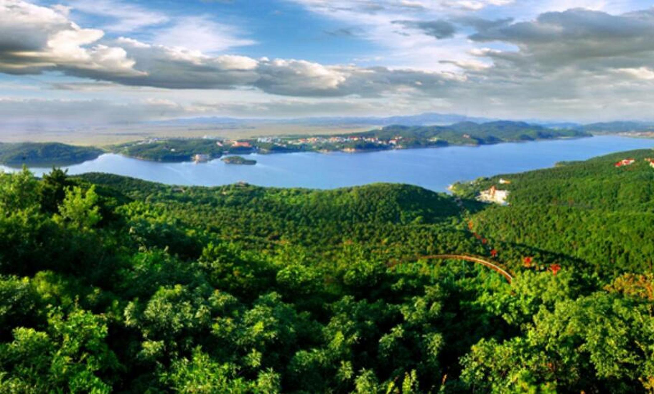 夏天,辽宁沈阳市的棋盘山,是三山一水的消夏避暑胜地.