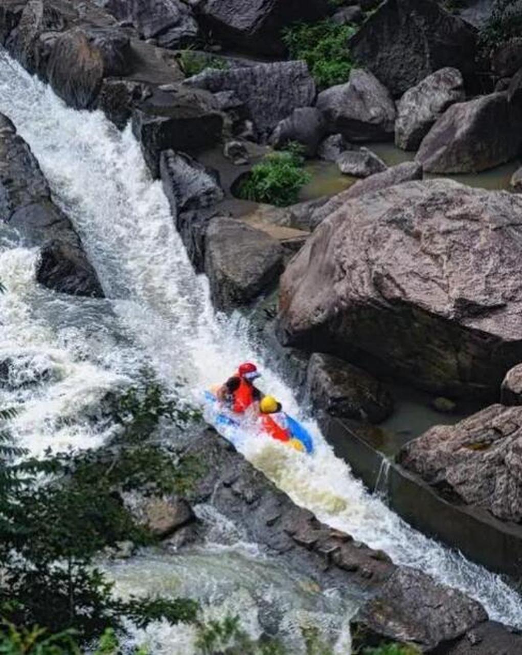 杭州虎啸峡漂流,河道全长10公里,总落差260米,水流湍急,非常刺激.