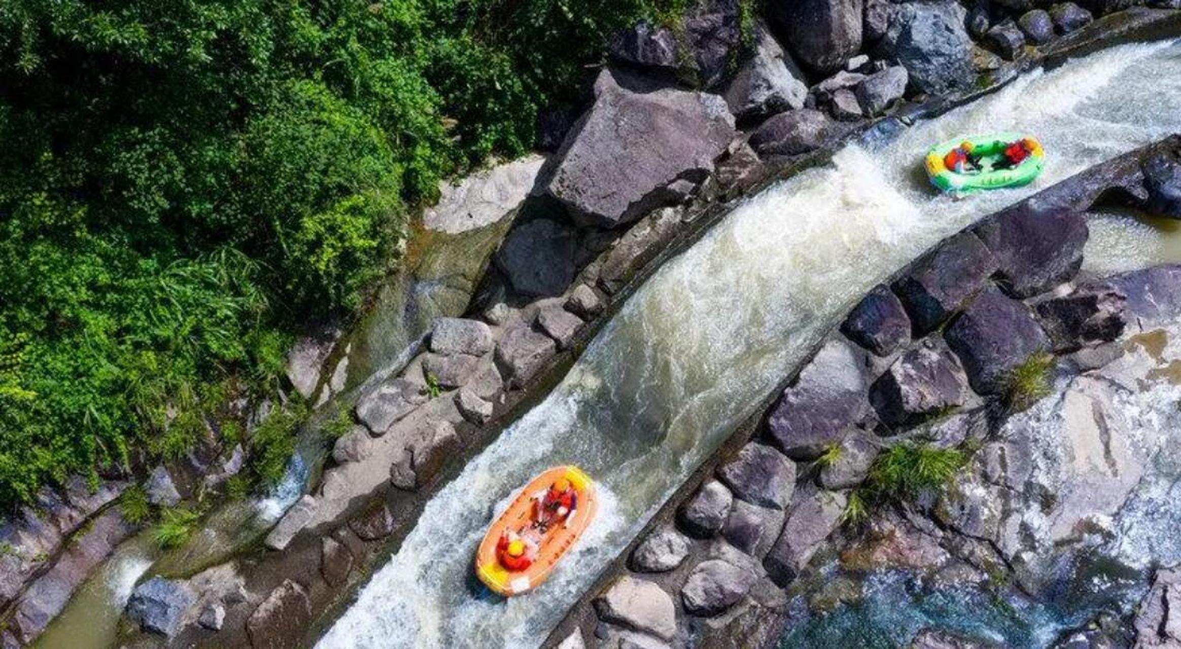 杭州虎啸峡漂流,河道全长10公里,总落差260米,水流湍急,非常刺激.