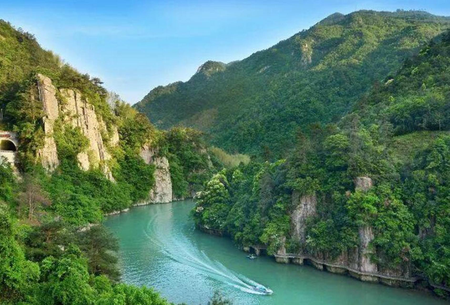 夏天的浙西大龙湾景区真是太美了,这里绿树成荫,瀑布成群,溪水清澈