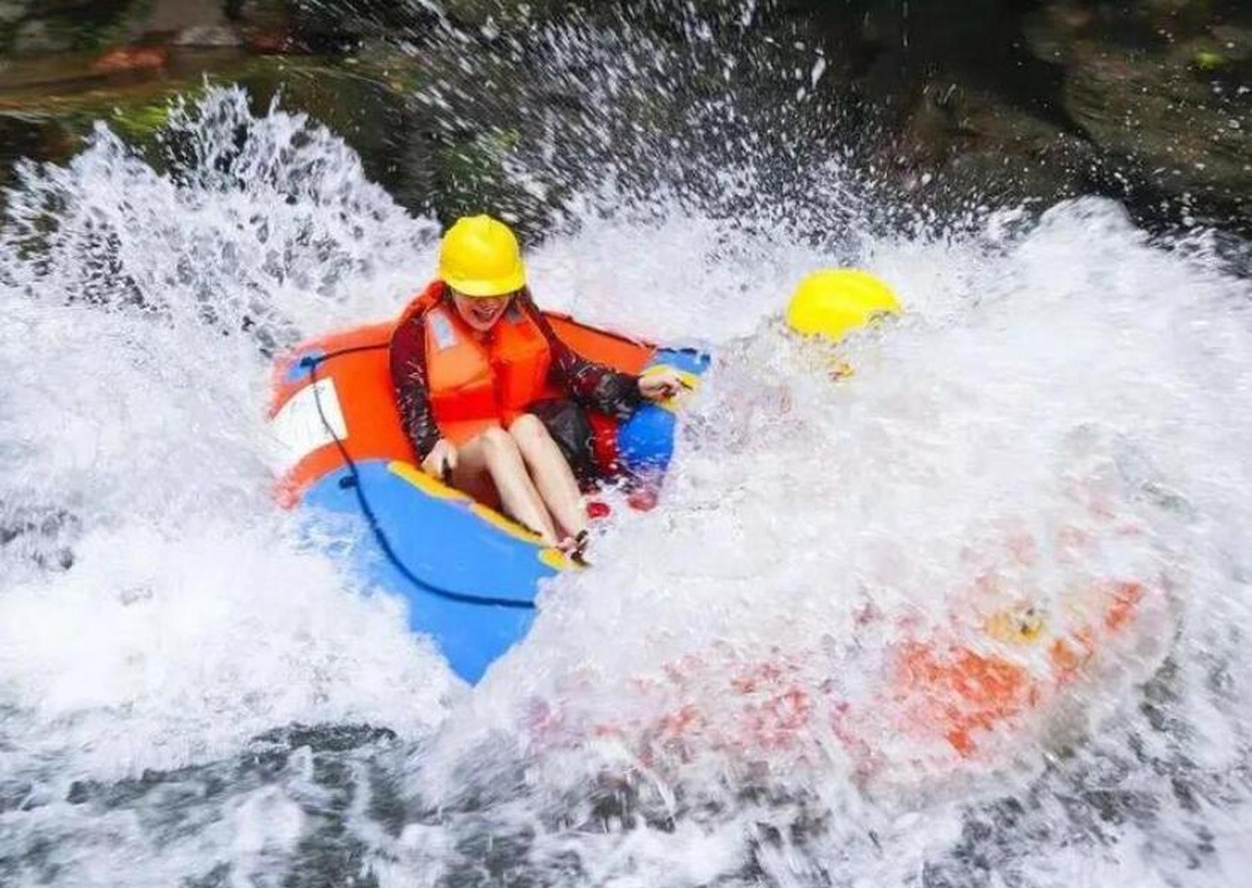 杭州虎啸峡漂流,河道全长10公里,总落差260米,水流湍急,非常刺激.