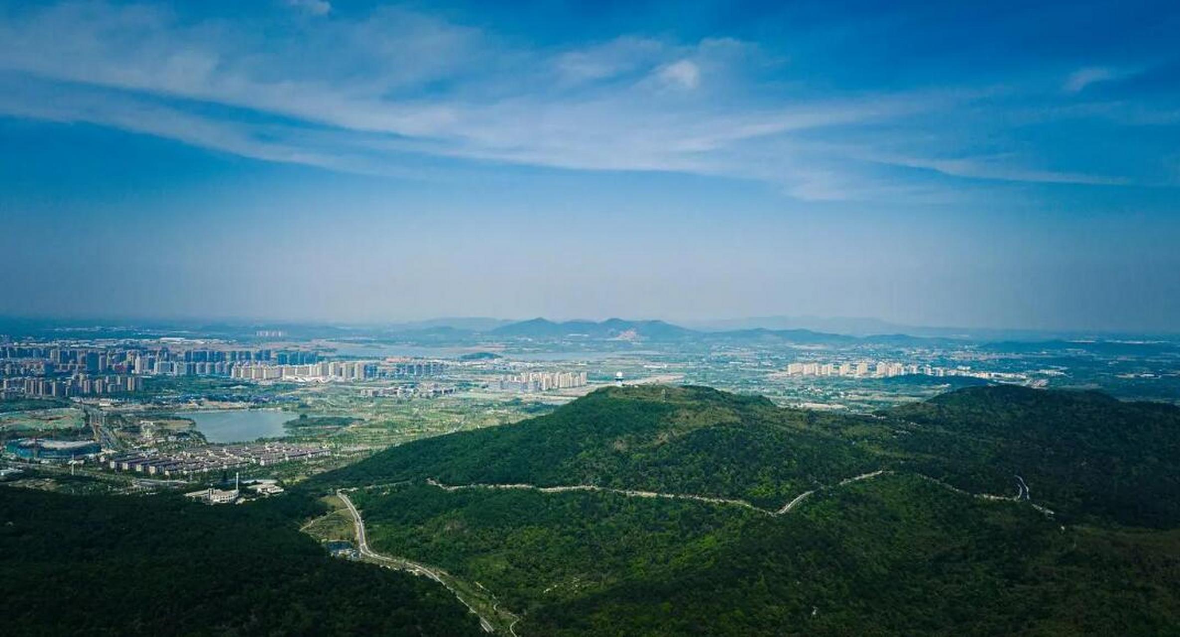 夏天的南京紫金山,花草树木茂密,绿树成荫,安静幽深,非常凉爽,是理想