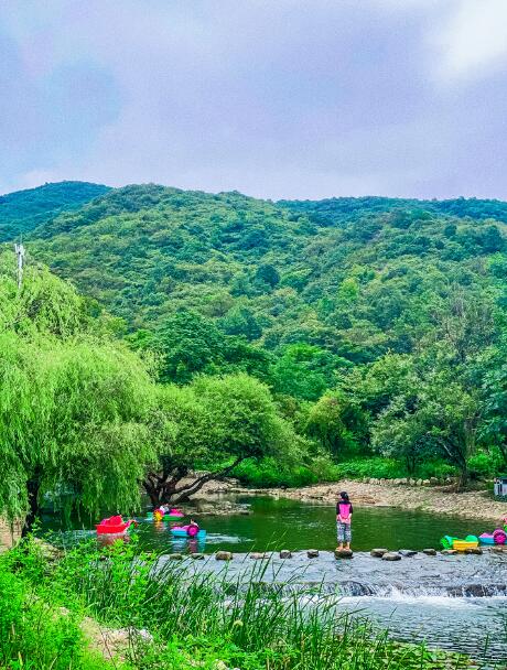 夏天的武汉黄陂香溪谷真是太凉快了,这里绿树成荫,郁郁葱葱的,翠色