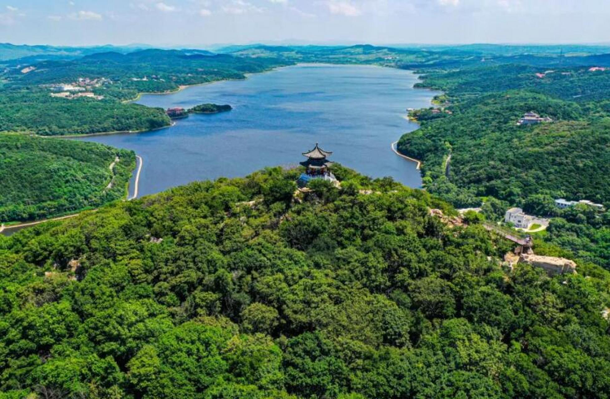 夏天,辽宁马耳山风景区一片葱葱郁郁,青山绿水,山中有谷,谷中有大面积