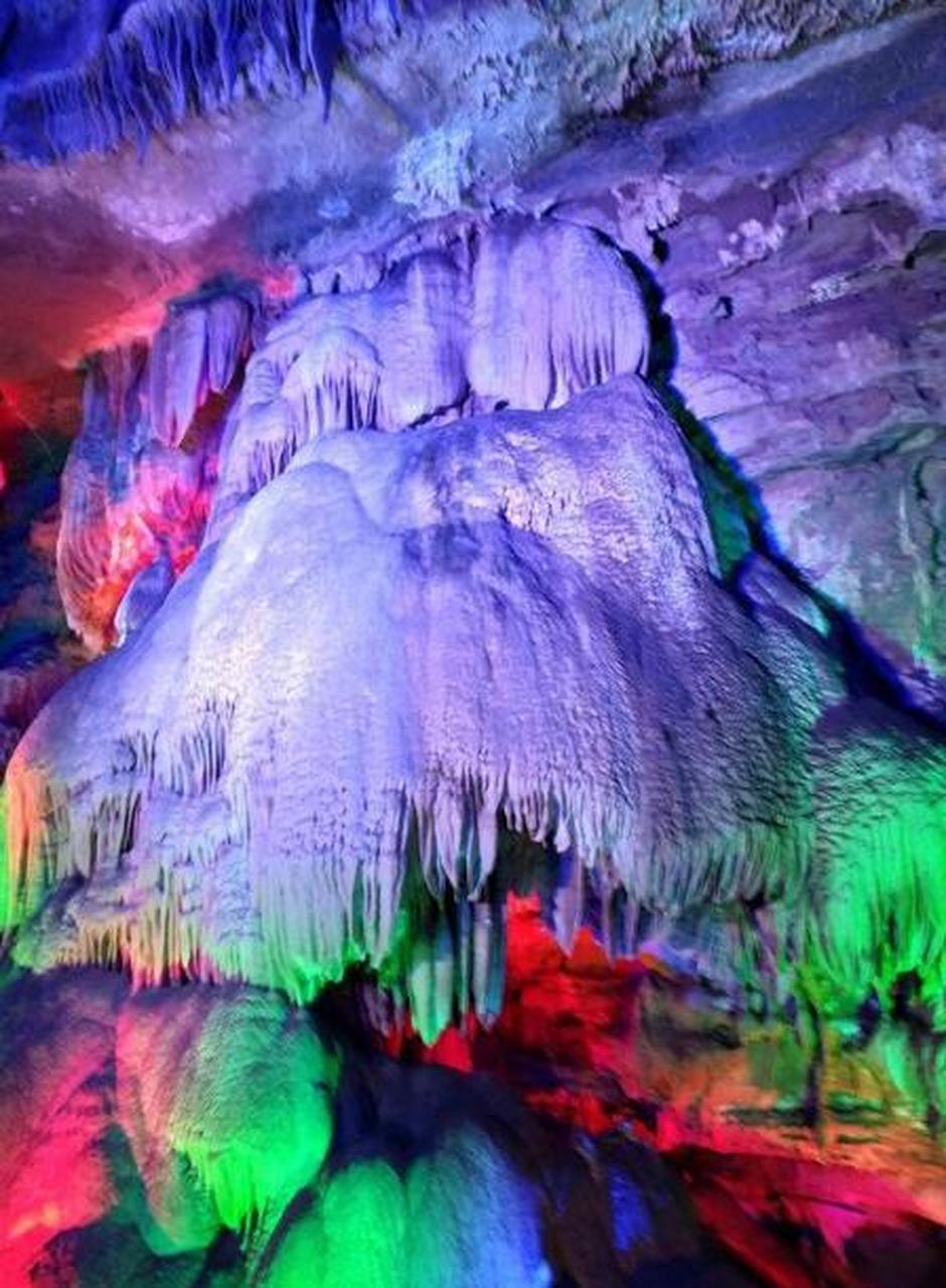 夏天的郑州新密神仙洞,树木茂密,绿树成荫,空气清新,是一个天然森林