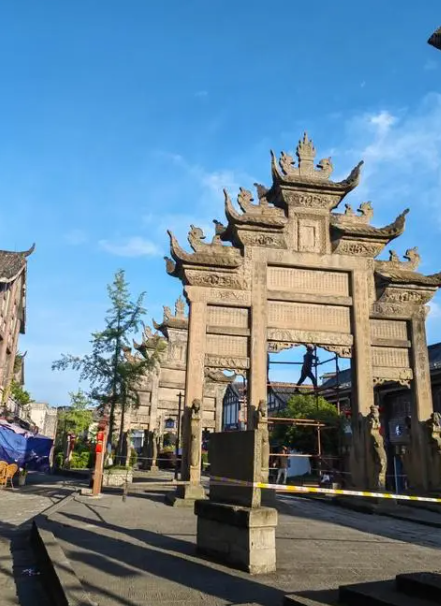 隆昌南关石牌坊古镇,现存的石牌坊大多数建造于明清时期,这些老石牌坊