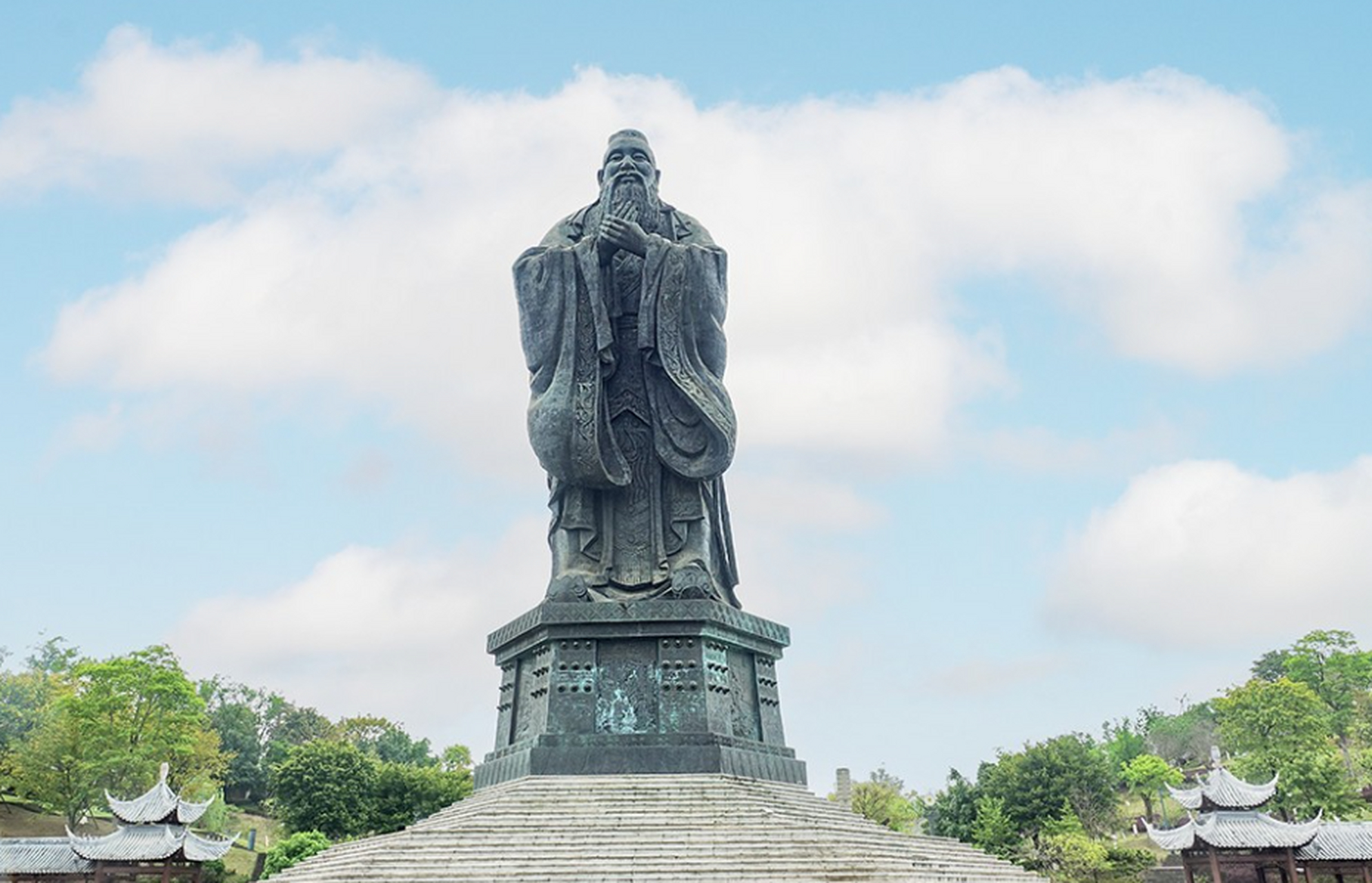 隆昌孔子公园非常有特色,以"万世师表石雕"为主线,是典型的孔子主题
