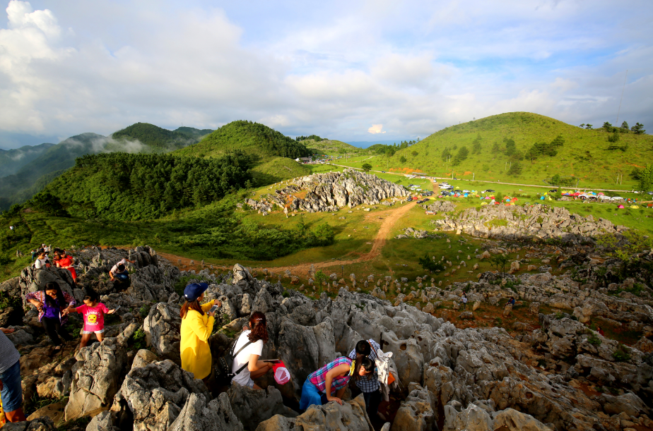 秋天,重庆石柱千野草场真是太迷人了,不仅有层林尽染的秋景,还有火棘