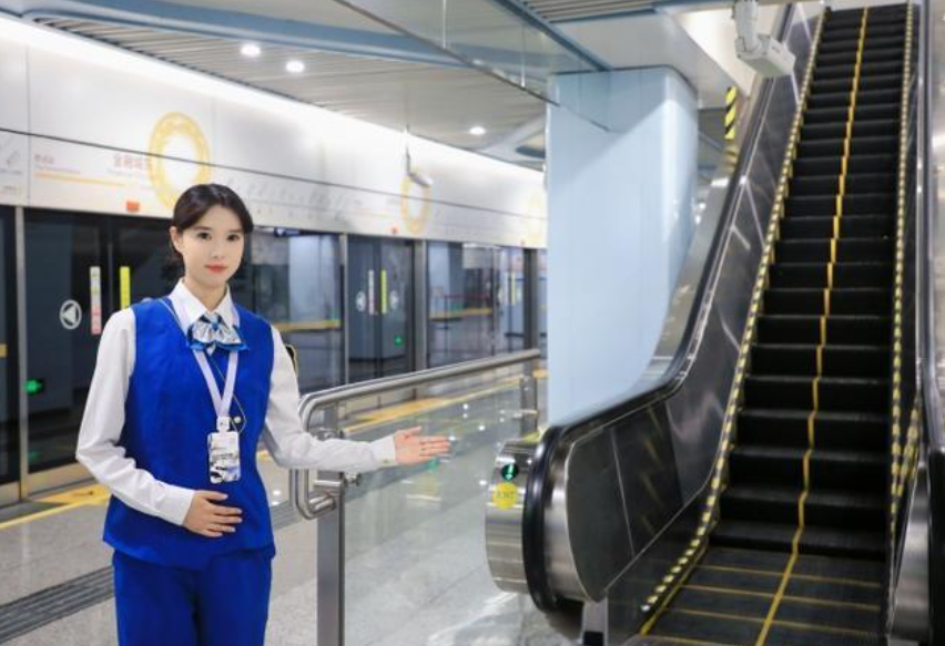 成都地铁真是太贴心了,有一次我抱着孩子去坐地铁不方便坐扶手电梯