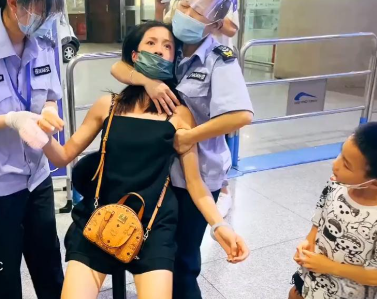 成都地铁真是太有爱心了,在玉双路站,一位年轻的女孩因为低血糖晕倒了