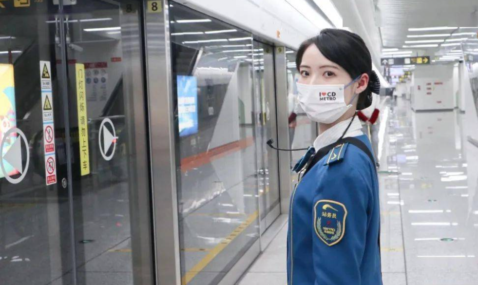 在成都地铁站,一位孕妇要生了,成都地铁市五医院站工作人员正在站台