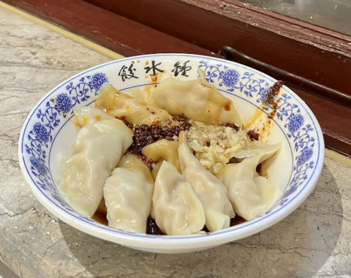 成都的钟水饺真是太好吃了,皮薄馅大,馅料鲜美,出锅淋上红油,红红火火