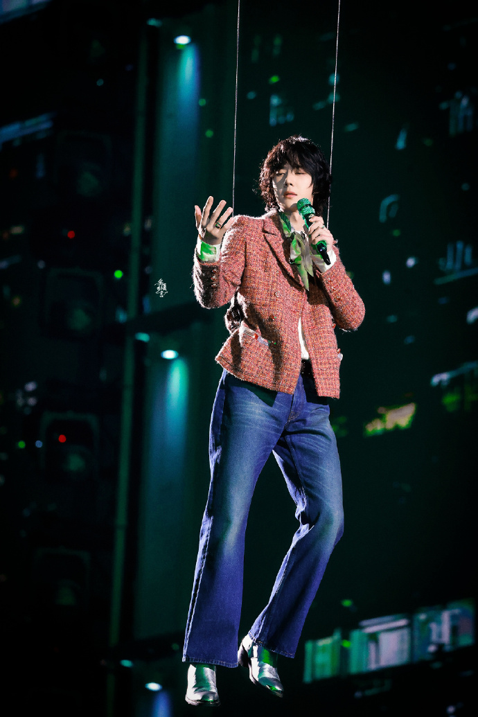 王一博跨年舞台男星微指八亿, 视频播放量1