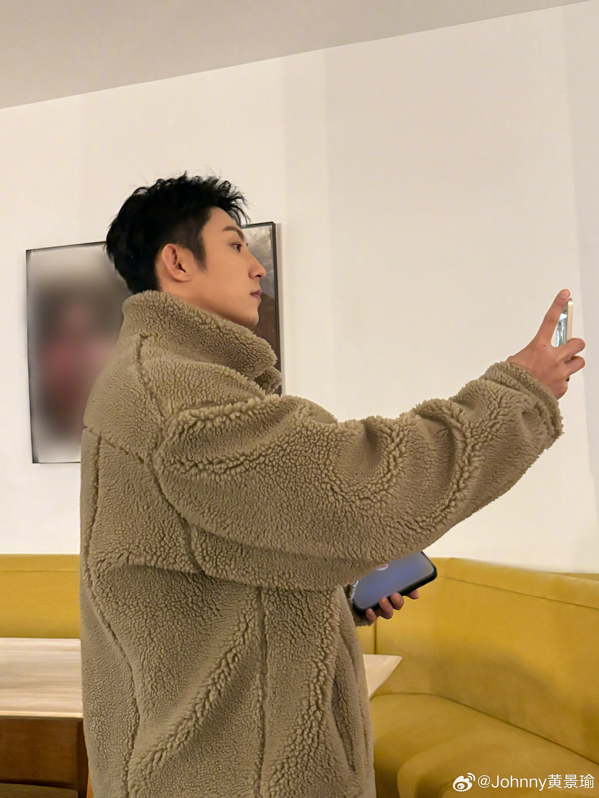 黄景瑜,拥有高大挺拔的身材和硬朗的外形,符合很多人对"型男"的审美