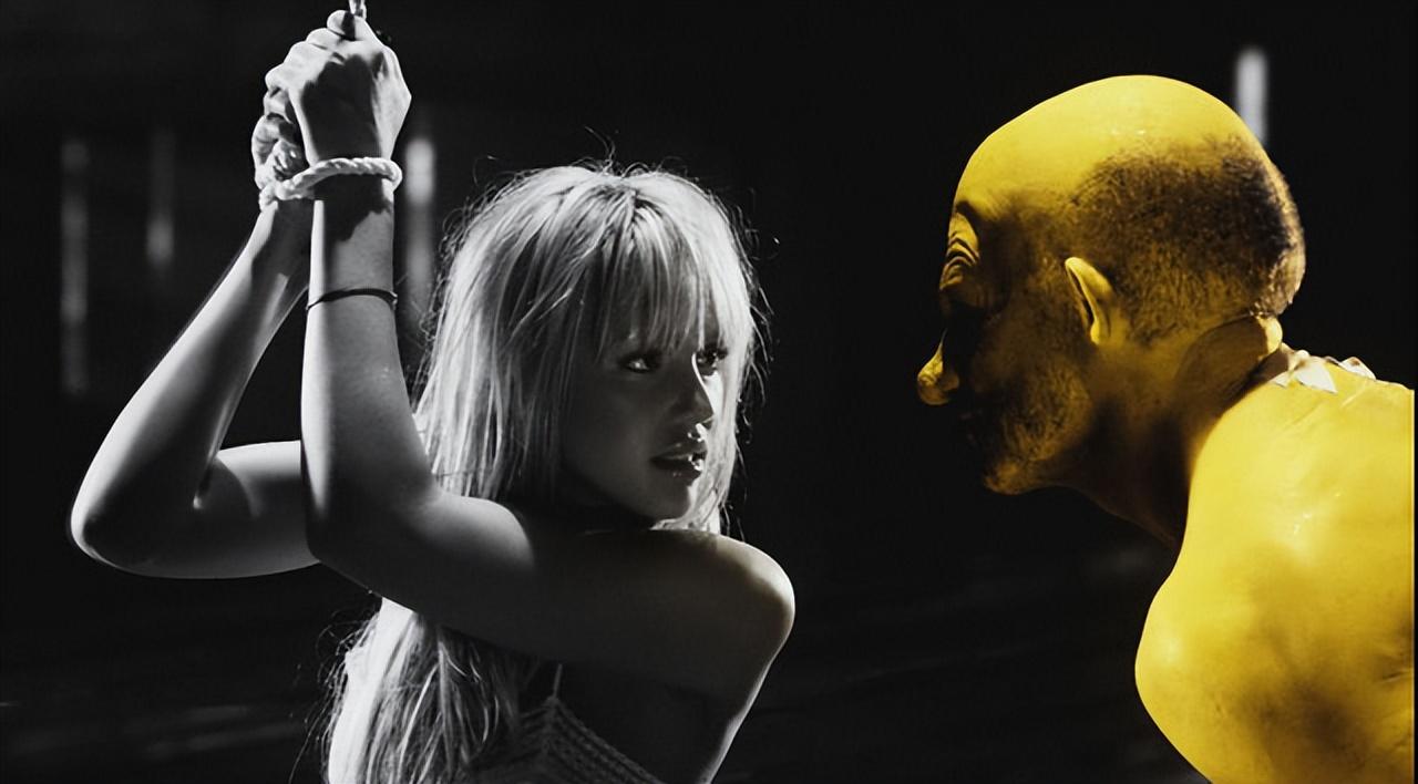 每一部都是大尺度  第一部:《罪恶之城》(2005) 豆瓣评分:8