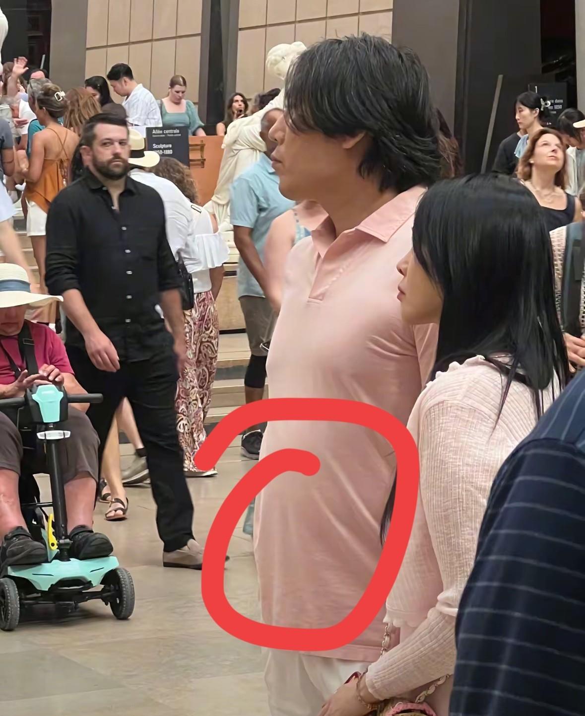 体型硕大头都大了一圈看上去比伊能静年纪更大油头垢面邋里邋遢