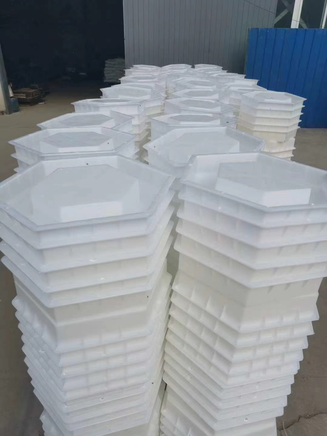 六角护坡模具是一种用于制作混凝土六角形块体的塑料模具.