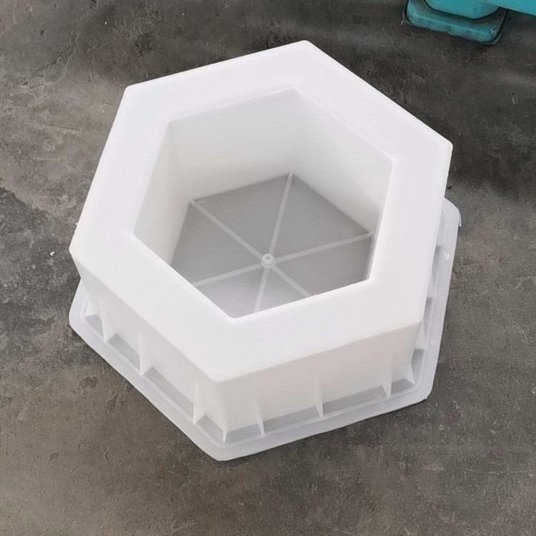 六角护坡模具是一种用于制作混凝土六角形块体的塑料模具,广泛应用于