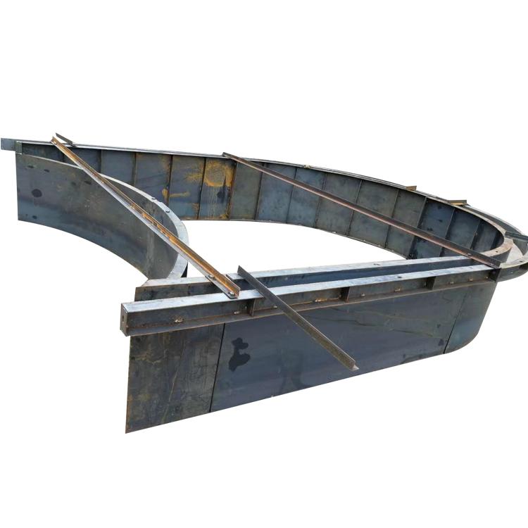 拱形骨架模具采用3毫米的钢板,经过裁剪,机器折弯,焊接和激光打磨等