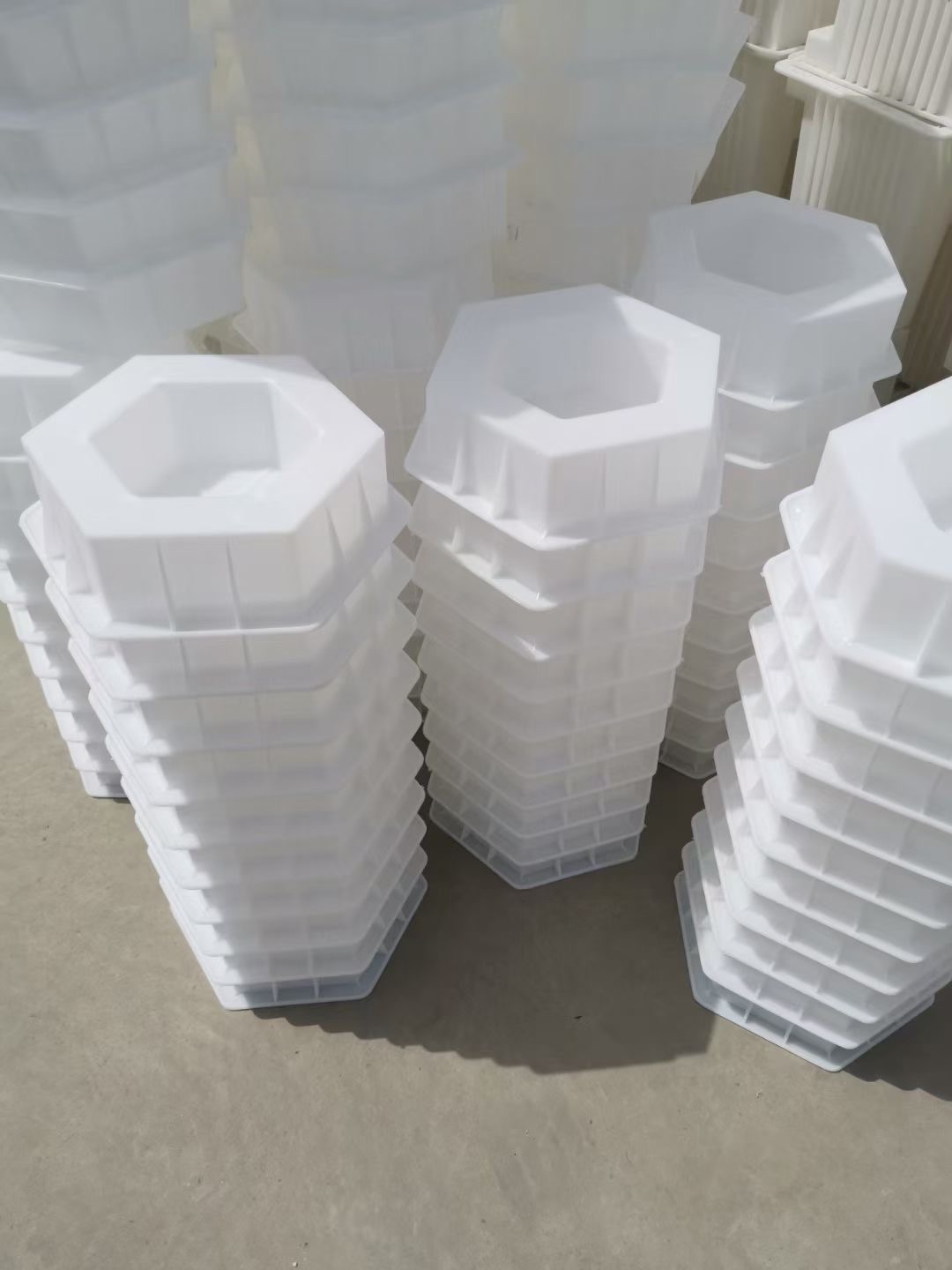 六棱块模具主要用于生产护坡砖,广泛应用于高速公路,高速铁路,河道