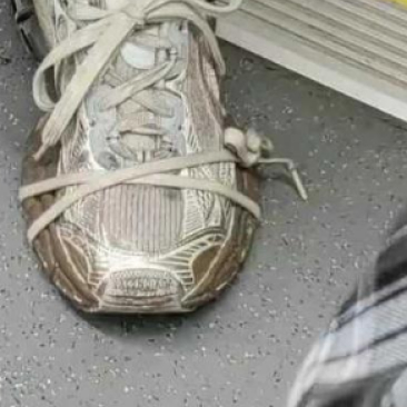 现在的设计真的有点太超前了,这个鞋带踩到脚底是什么情况的啊?