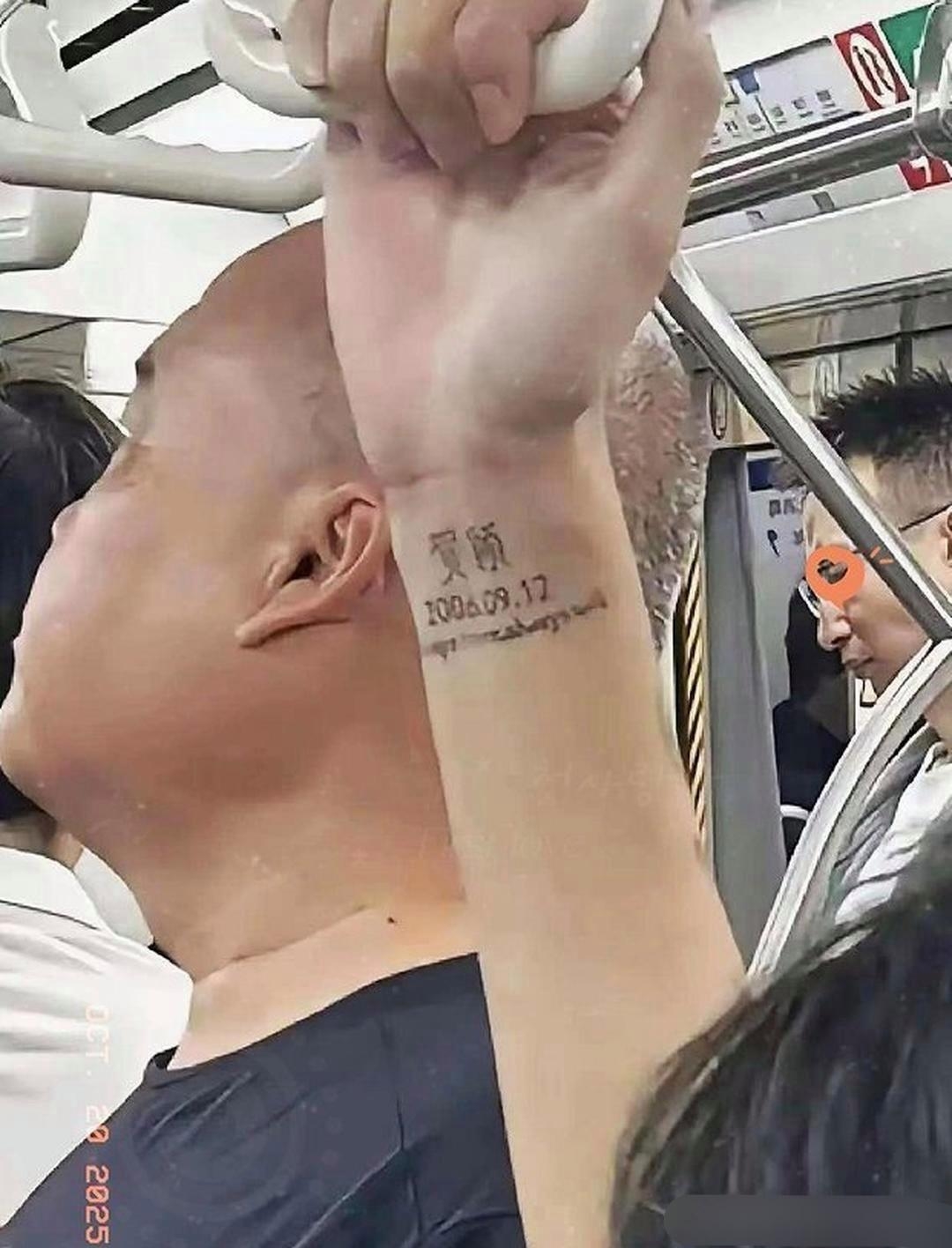 昨天坐地铁猛地瞧见一女士手腕纹身老厉害了俩汉字配日期英文把我