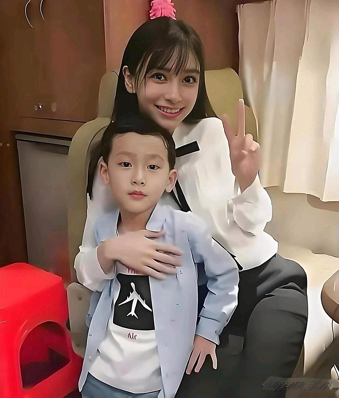 杨颖晒小海绵正脸小家伙颜值超赞复刻父母优点还避了厚唇槽点