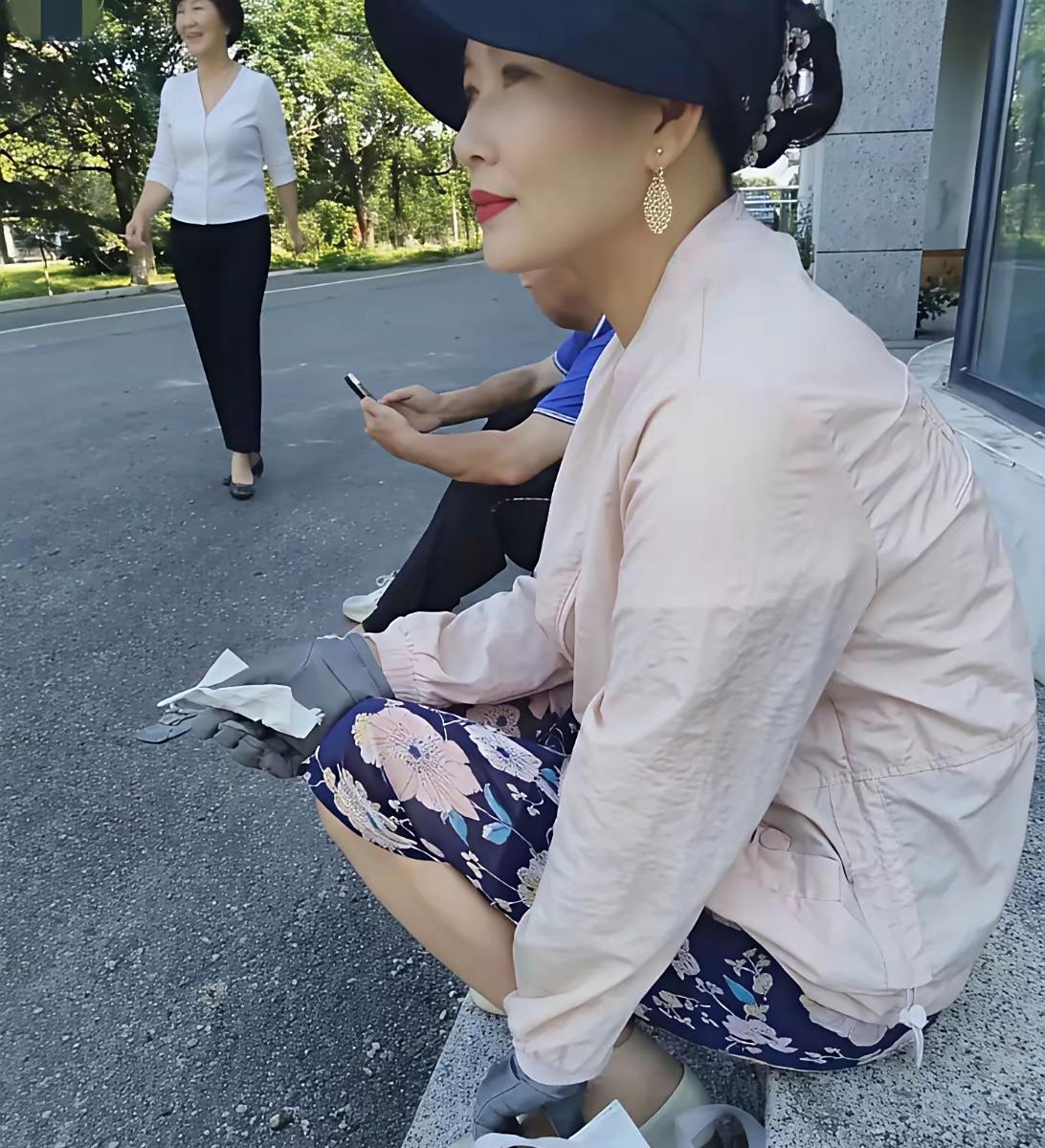 有人嫌她怪,其实她早把热闹活成了静音模式