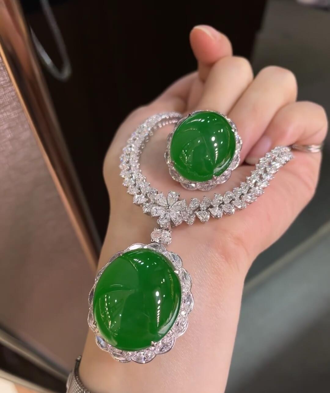 戴翡翠能不能洗澡呢(戴翡翠能不能洗澡呢图片)