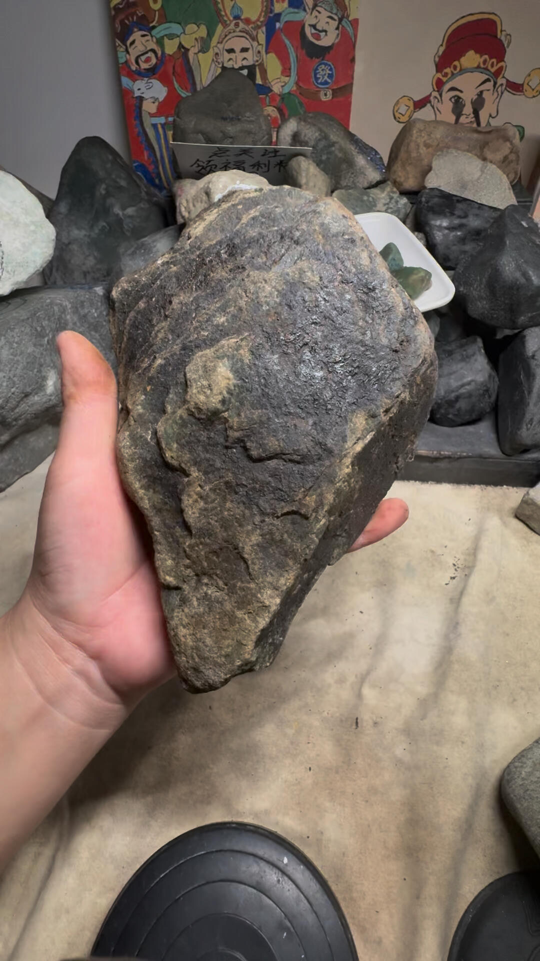 缅甸翡翠矿区的垂直深度已达 1200 米,相当于 400 层楼高度,2025 年