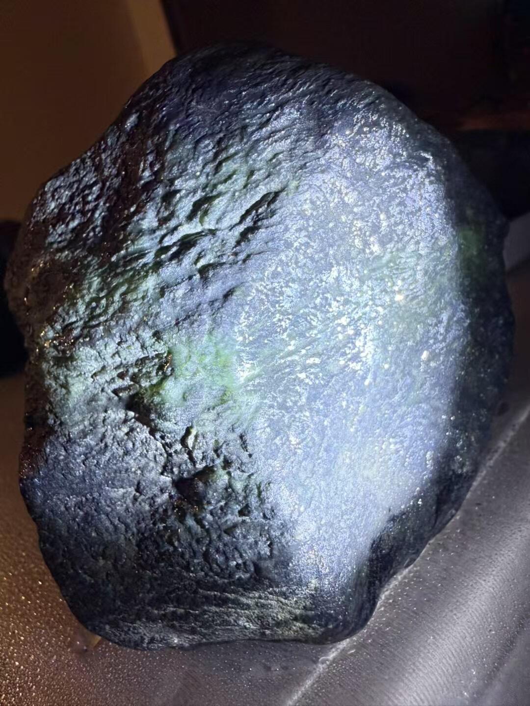缅甸翡翠原石,历经岁月洗礼,承载着缅甸人民的智慧与情感,同时也融入