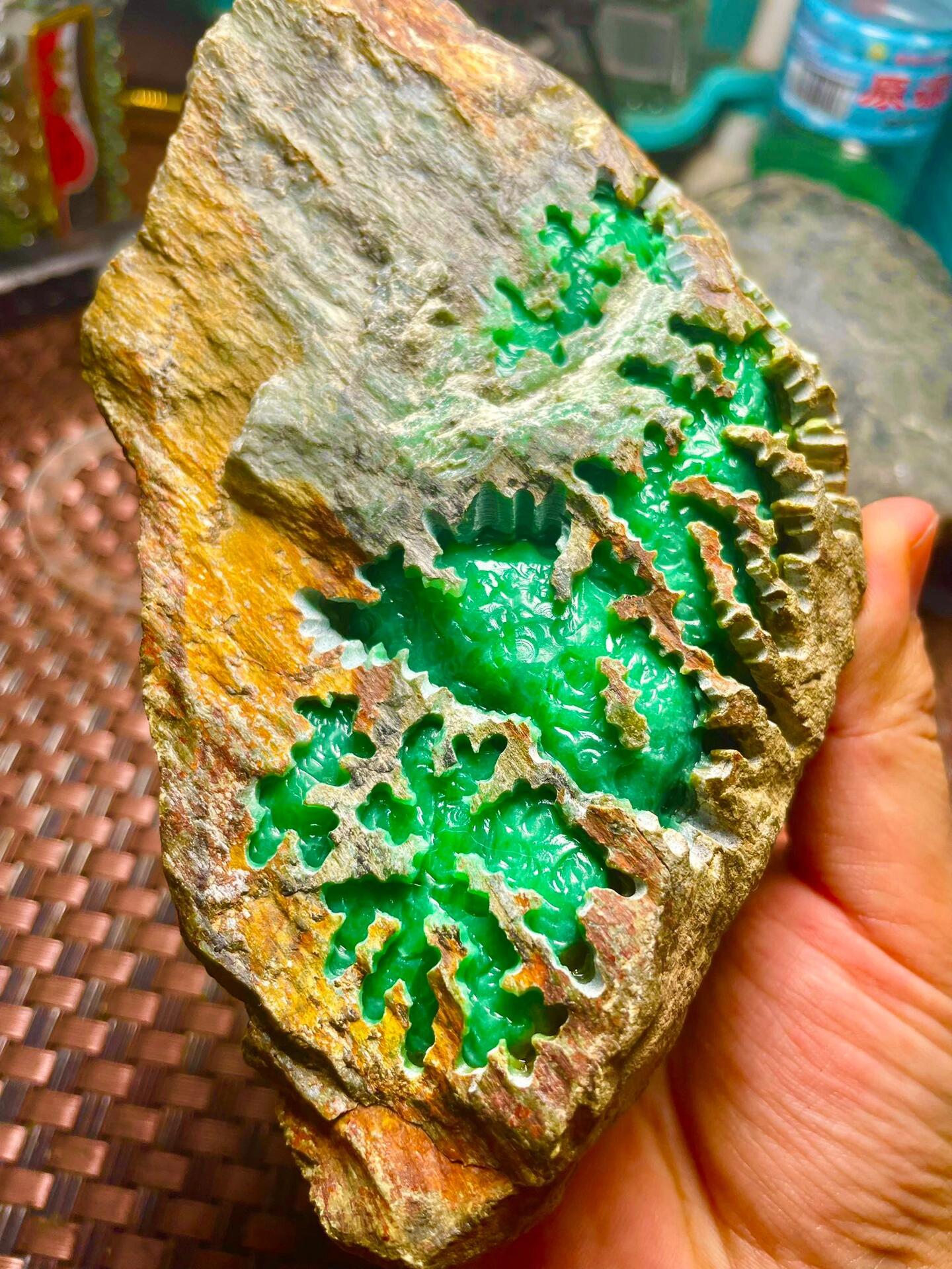 "笔洗边立翡翠石,墨汁溅石写诗痕",书案的翡翠原石带着文气